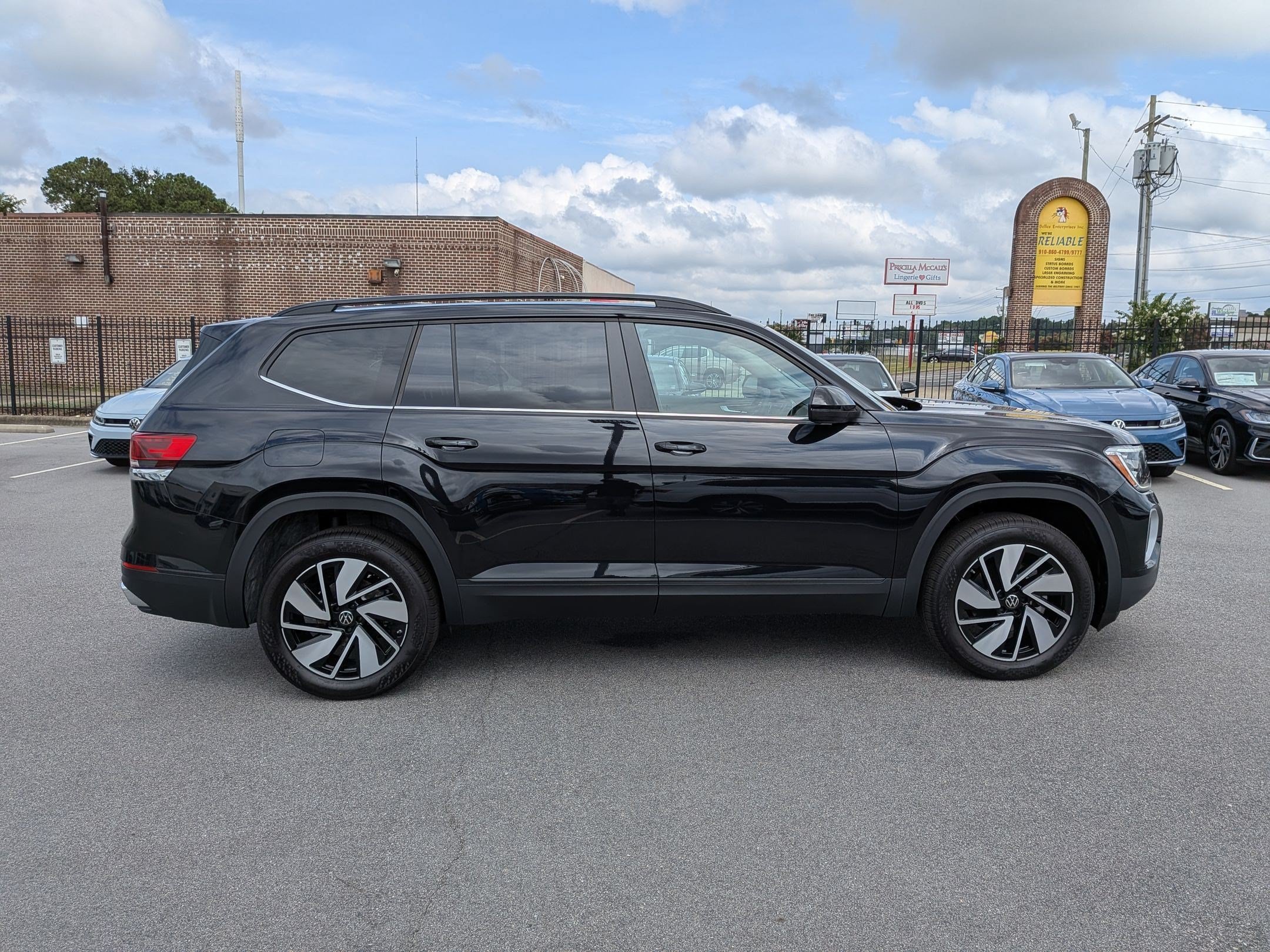 New 2026 Volkswagen Atlas SE FWD image 2