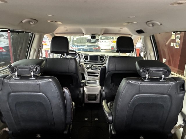 Used 2020 Chrysler Pacifica Touring-L FWD image 12