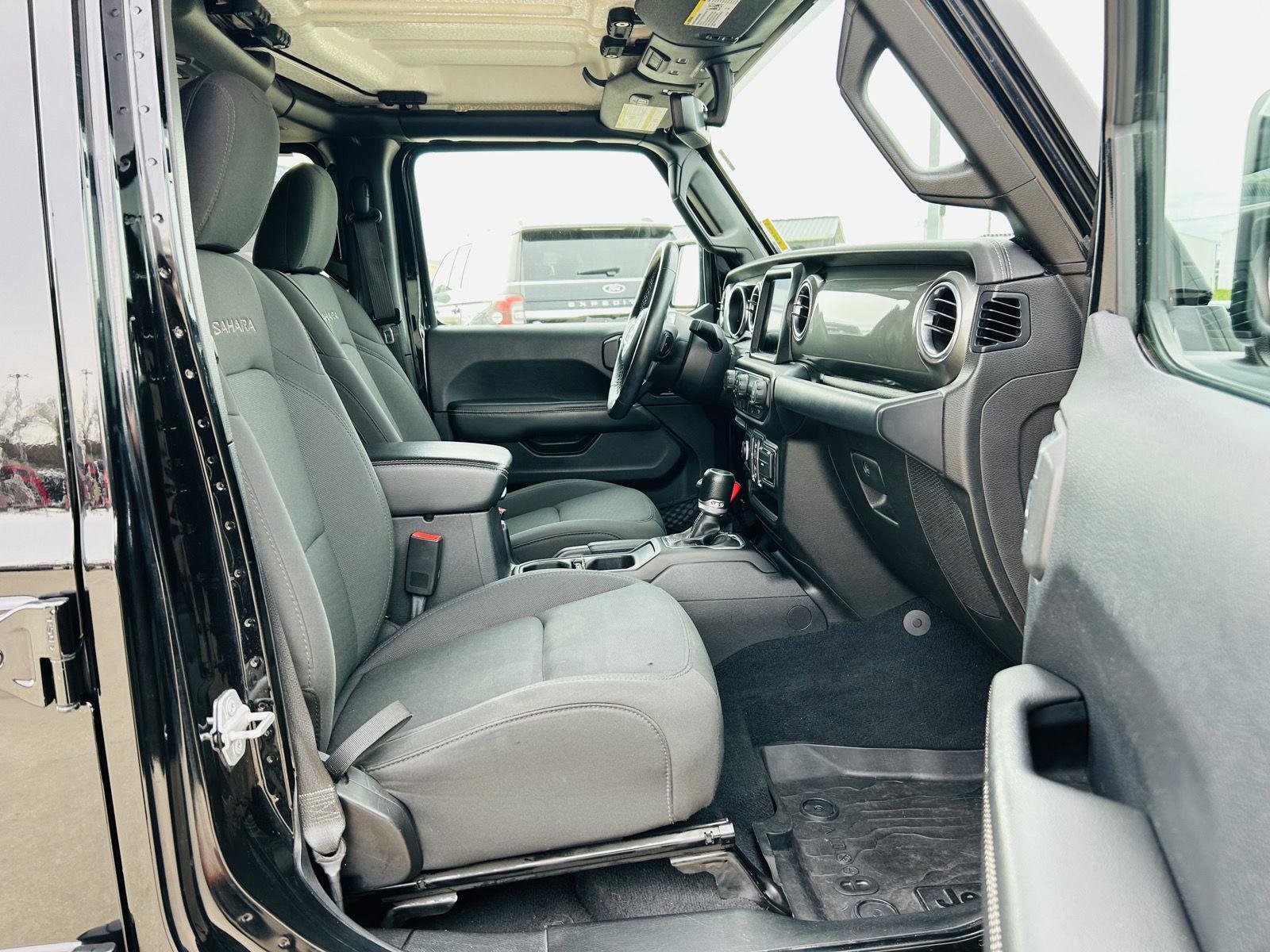 Used 2019 Jeep Wrangler Unlimited Sahara AWD/4WD image 28