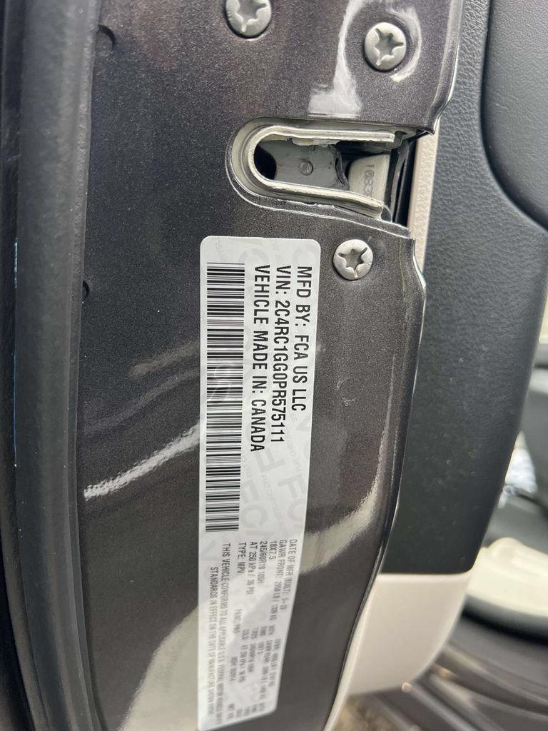 Used 2023 Chrysler Pacifica Limited FWD image 17