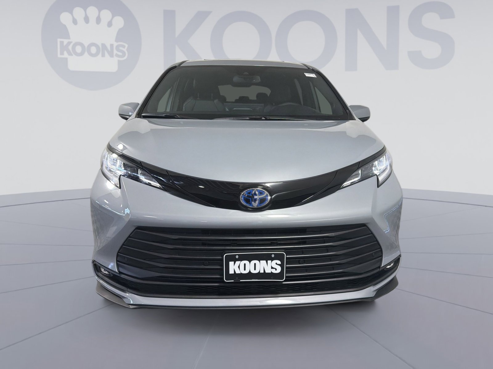 Used 2025 Toyota Sienna XLE Woodland Edition image 11