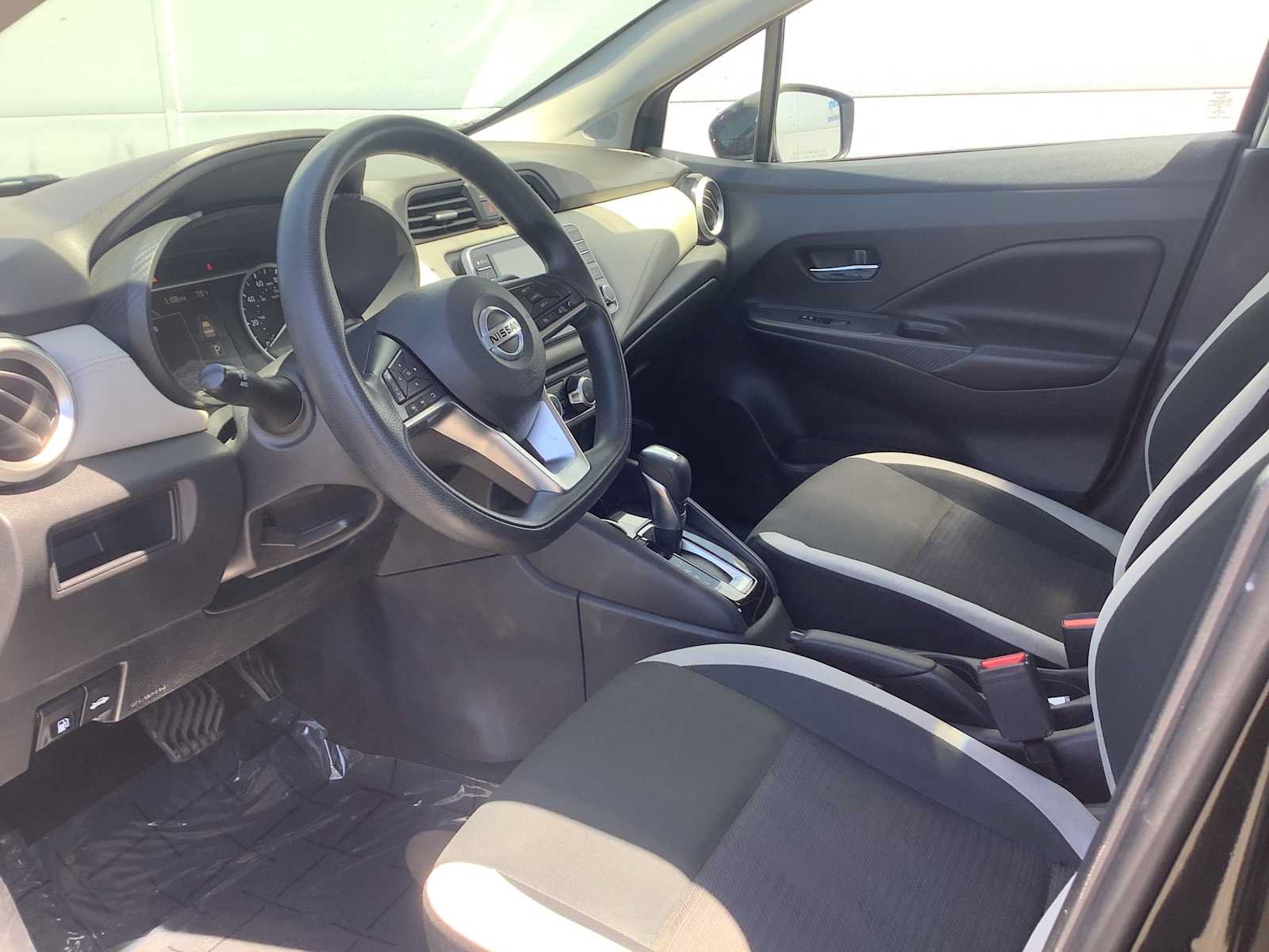 Used 2020 Nissan Versa SV FWD image 3