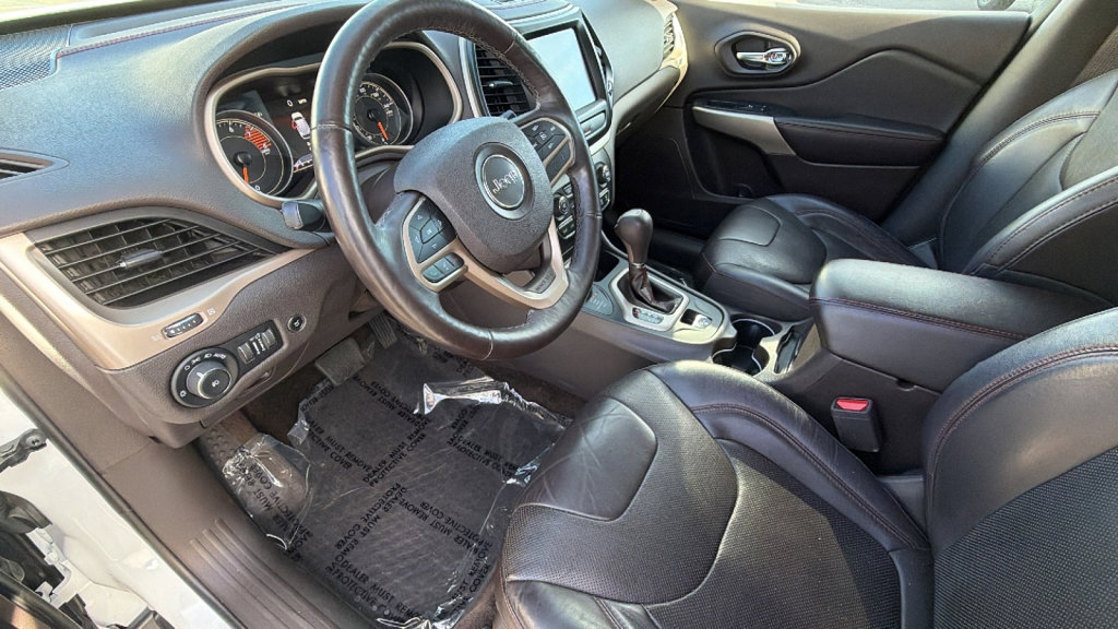Used 2017 Jeep Cherokee Trailhawk image 10