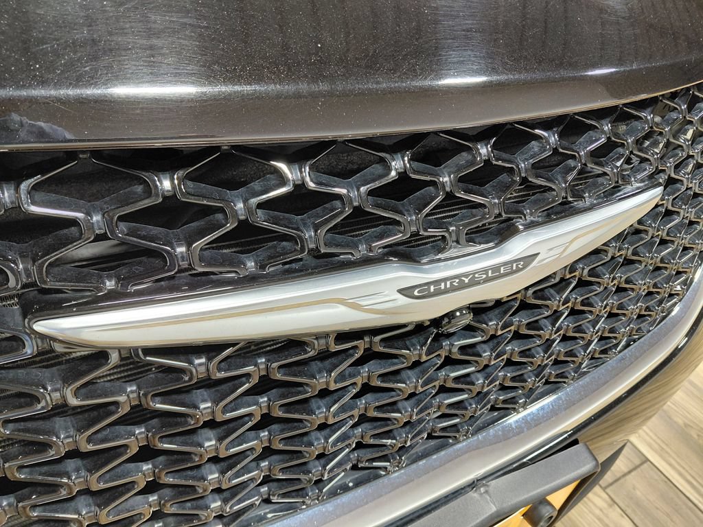 Certified 2024 Chrysler Pacifica Limited FWD image 27