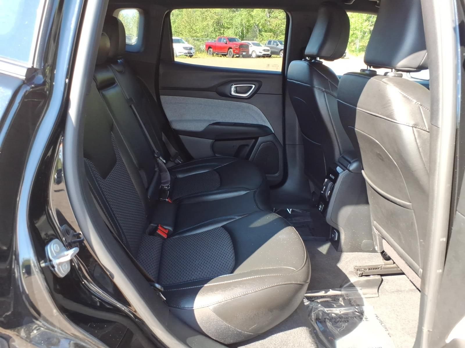Used 2024 Jeep Compass Latitude AWD/4WD image 17