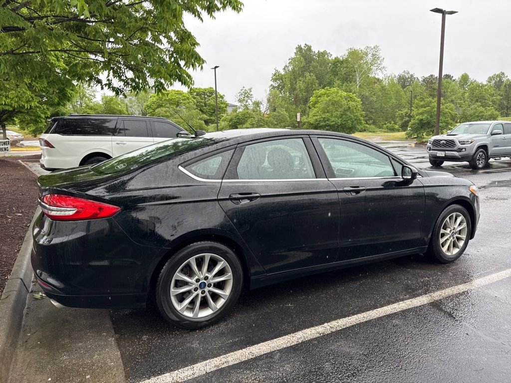 Used 2017 Ford Fusion SE FWD image 2