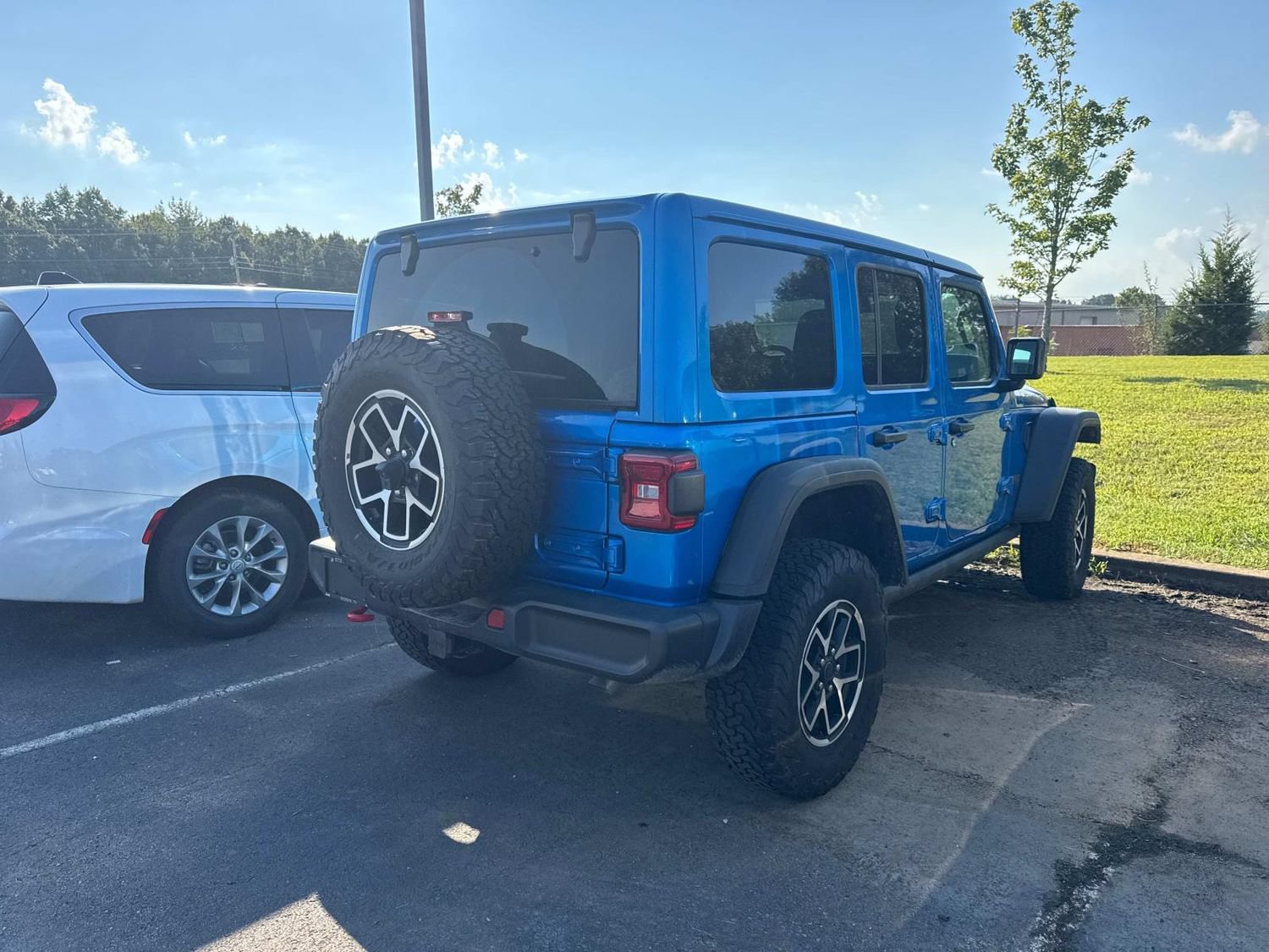 Used 2025 Jeep Wrangler Unlimited Rubicon w/ Convenience Group AWD/4WD image 15