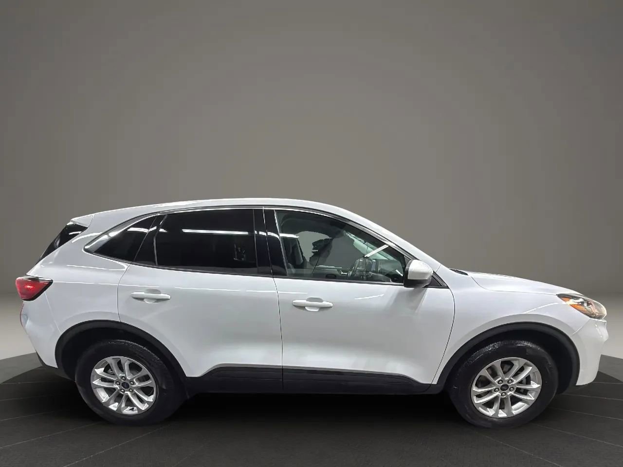 Used 2021 Ford Escape SE w/ Cold Weather Package AWD/4WD image 3