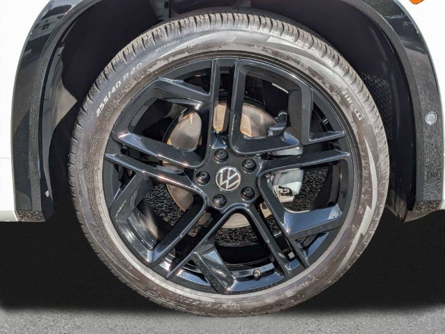 Certified 2025 Volkswagen Tiguan SE R-Line FWD image 11