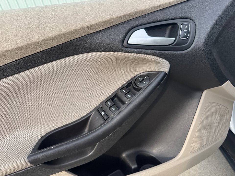 Used 2018 Ford Focus SE FWD image 36