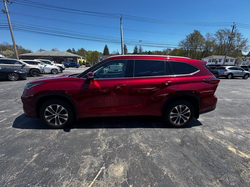 Used 2022 Toyota Highlander XLE AWD/4WD image 3