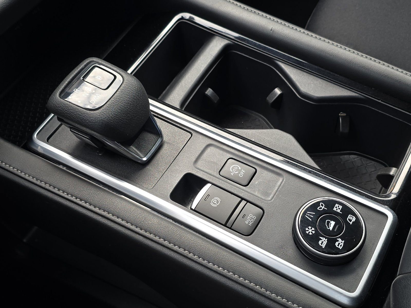 Used 2025 Nissan Pathfinder SV image 21