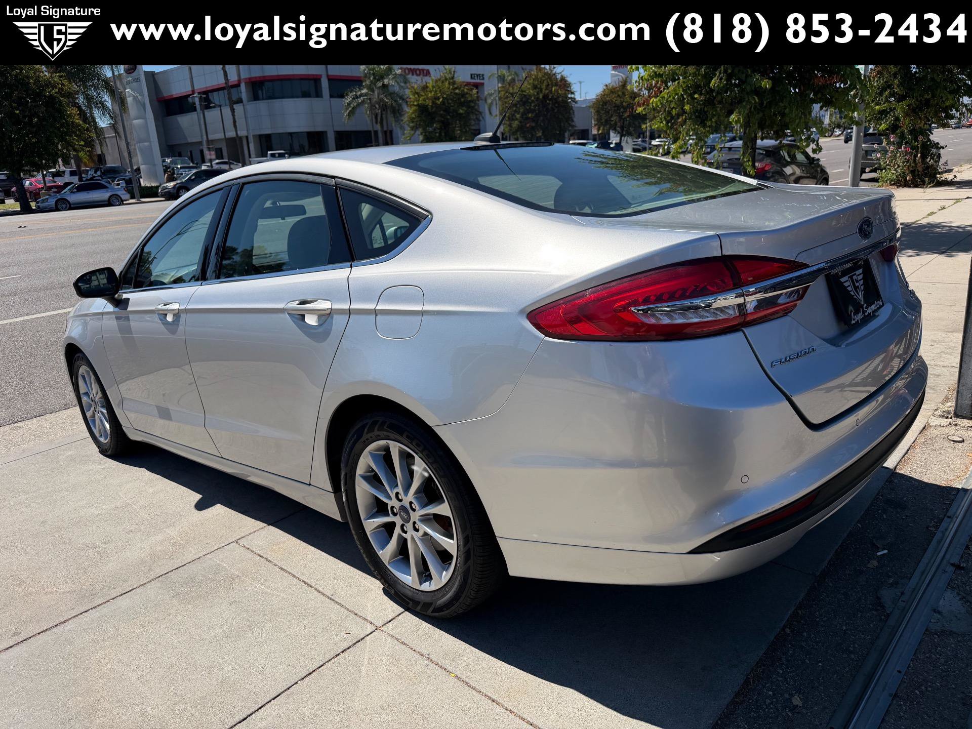 Used 2017 Ford Fusion SE w/ Fusion SE Technology Package FWD image 5