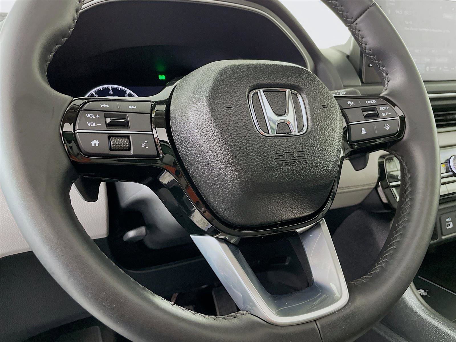 Used 2025 Honda Pilot Touring image 17