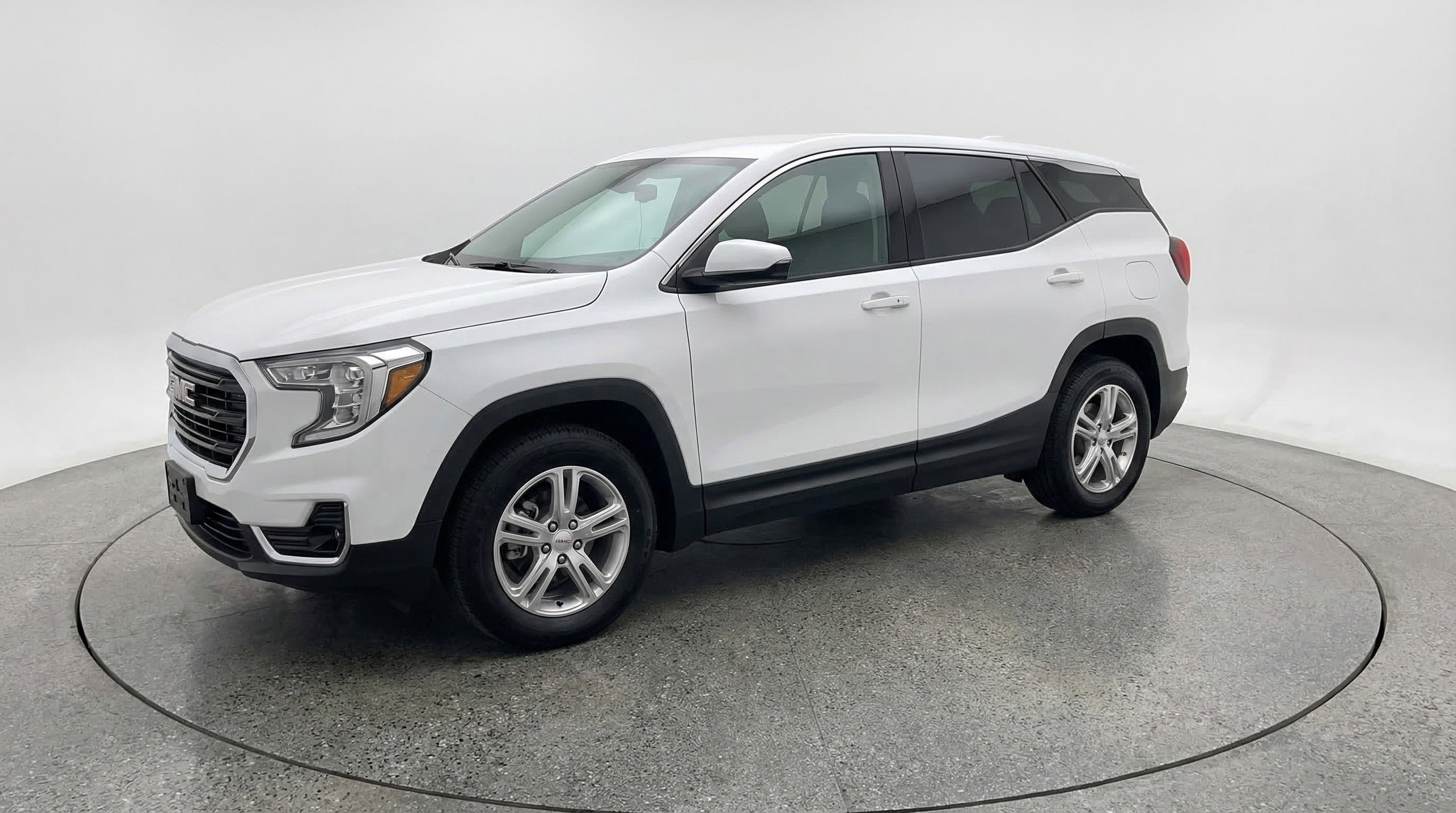 Used 2024 GMC Terrain SLE image 3