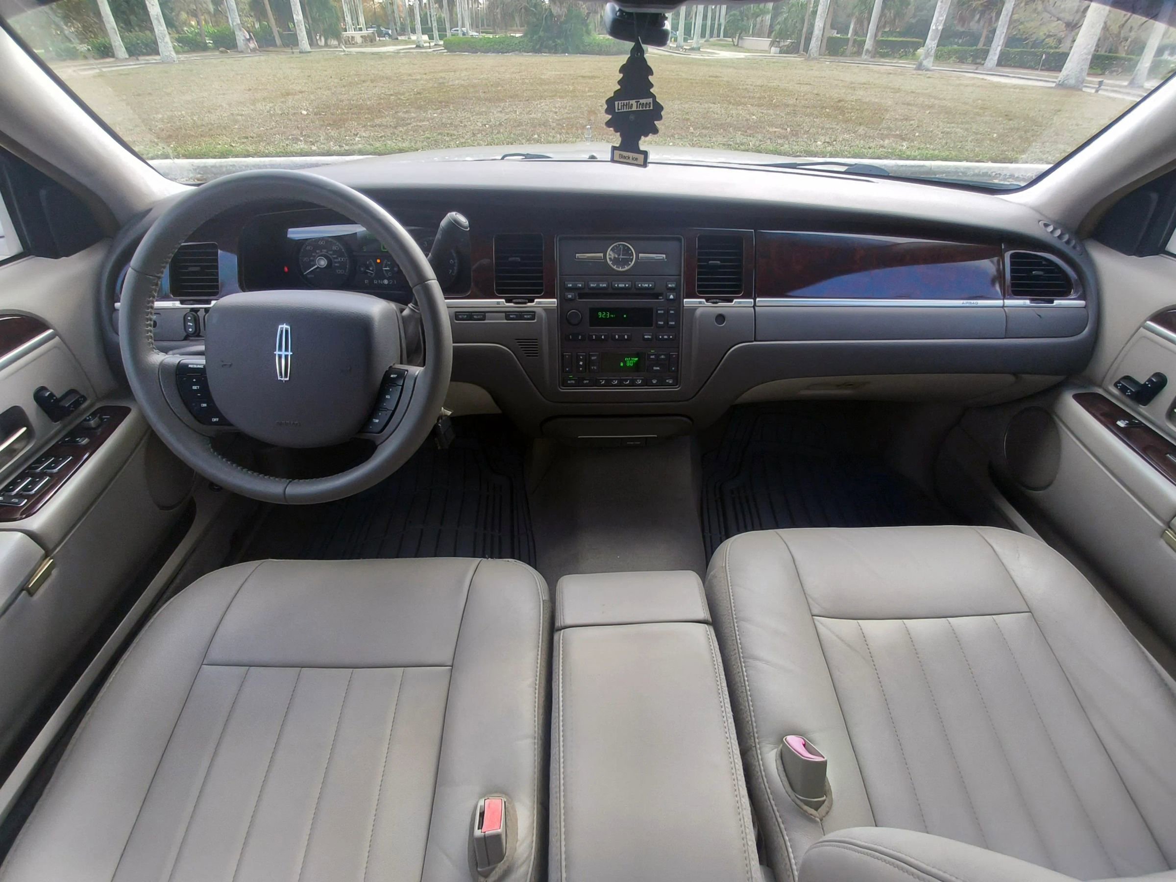 Used 2006 Lincoln Town Car Signature image 22