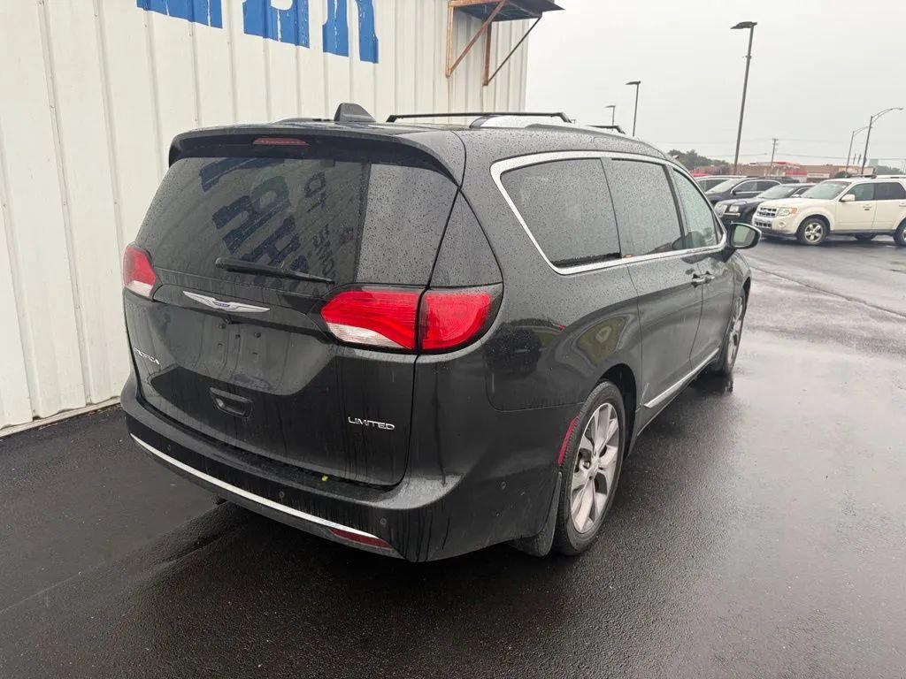Used 2019 Chrysler Pacifica Limited w/ Tire & Wheel Group FWD image 8