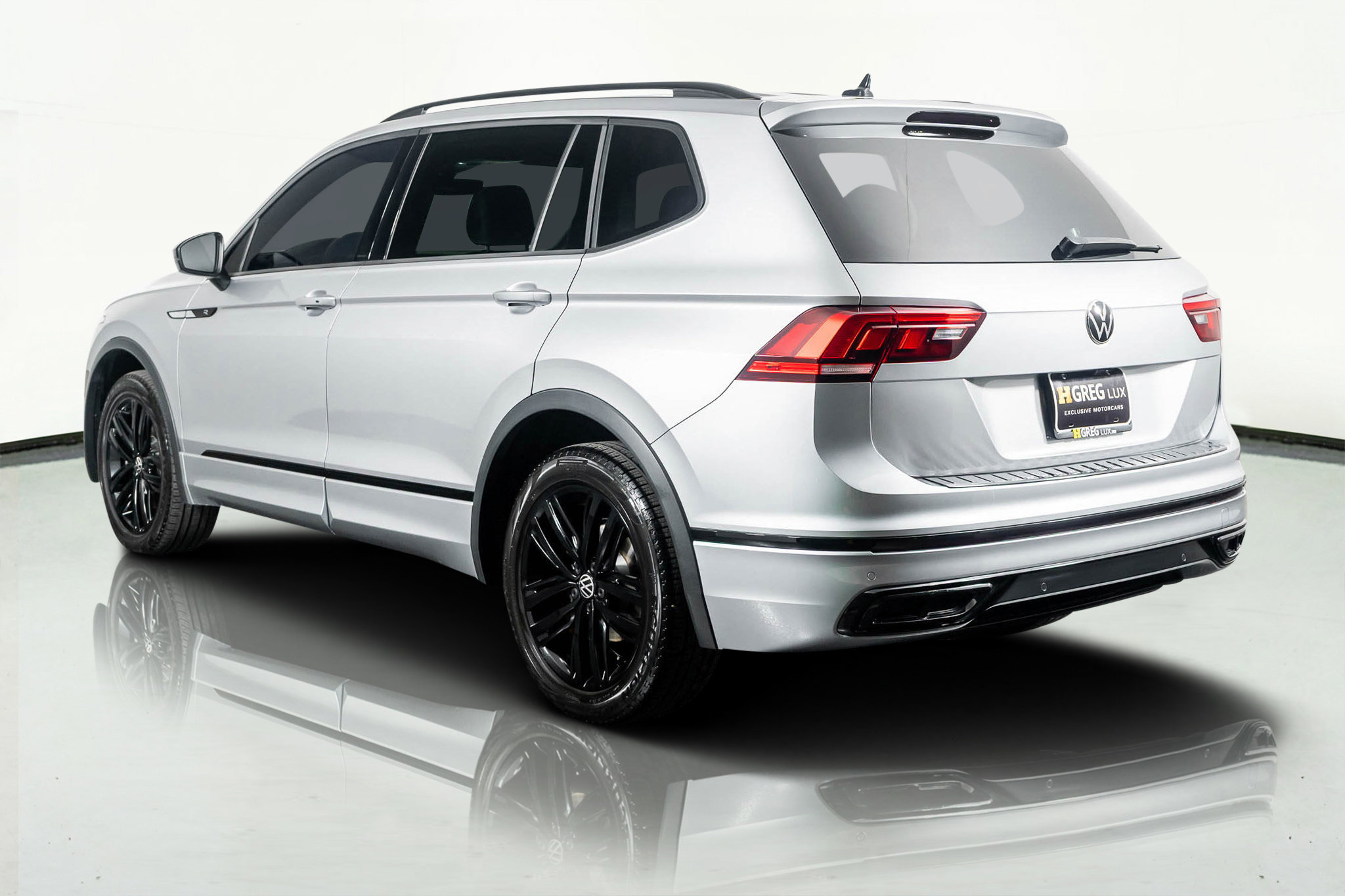 Used 2022 Volkswagen Tiguan SE R-Line image 10