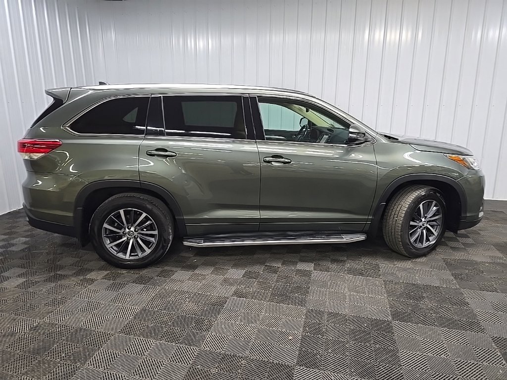 Used 2017 Toyota Highlander XLE AWD/4WD image 2