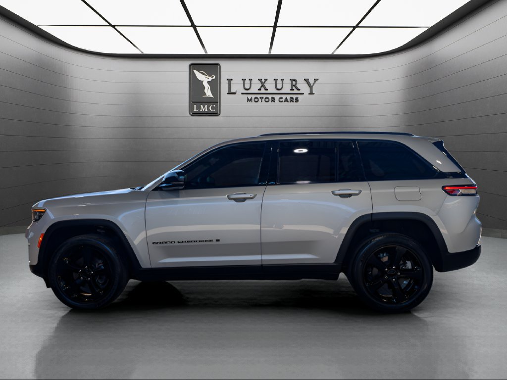 Used 2023 Jeep Grand Cherokee Altitude AWD/4WD image 5
