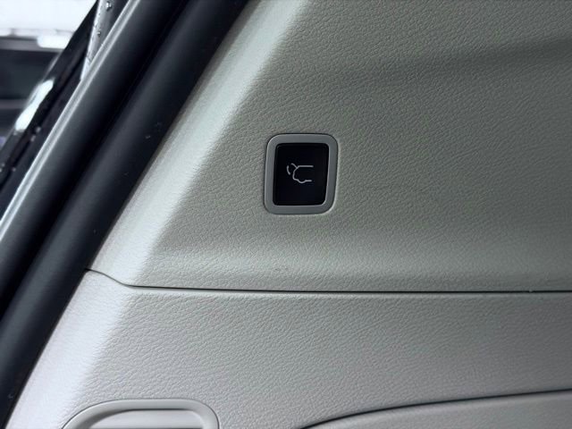 Used 2023 Chrysler Voyager LX FWD image 13