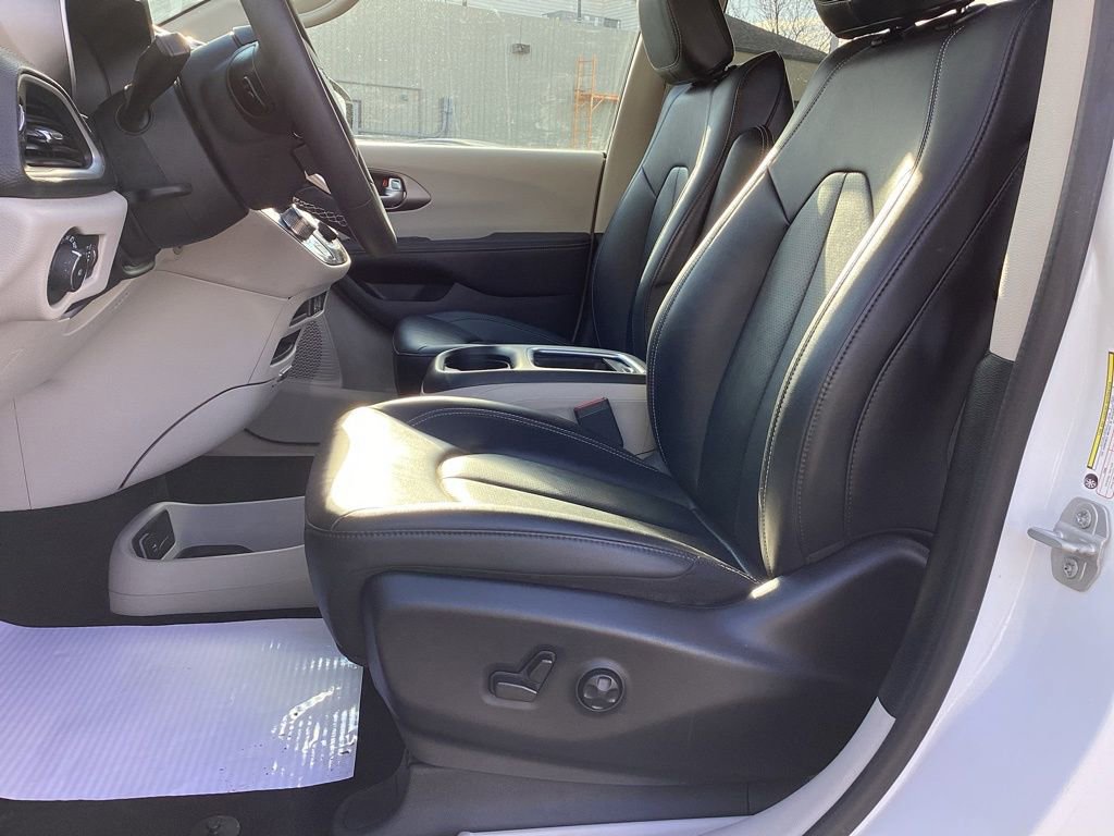 Used 2024 Chrysler Pacifica Select image 18
