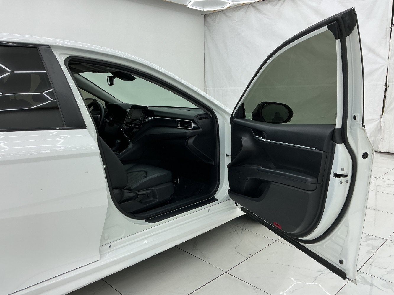 Used 2023 Toyota Camry SE w/ Convenience Package FWD image 17