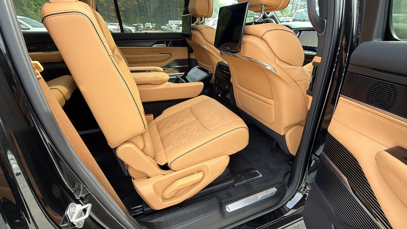 Used 2025 Jeep Grand Wagoneer Series III w/ Rear Seat Video Group 1 AWD/4WD image 22
