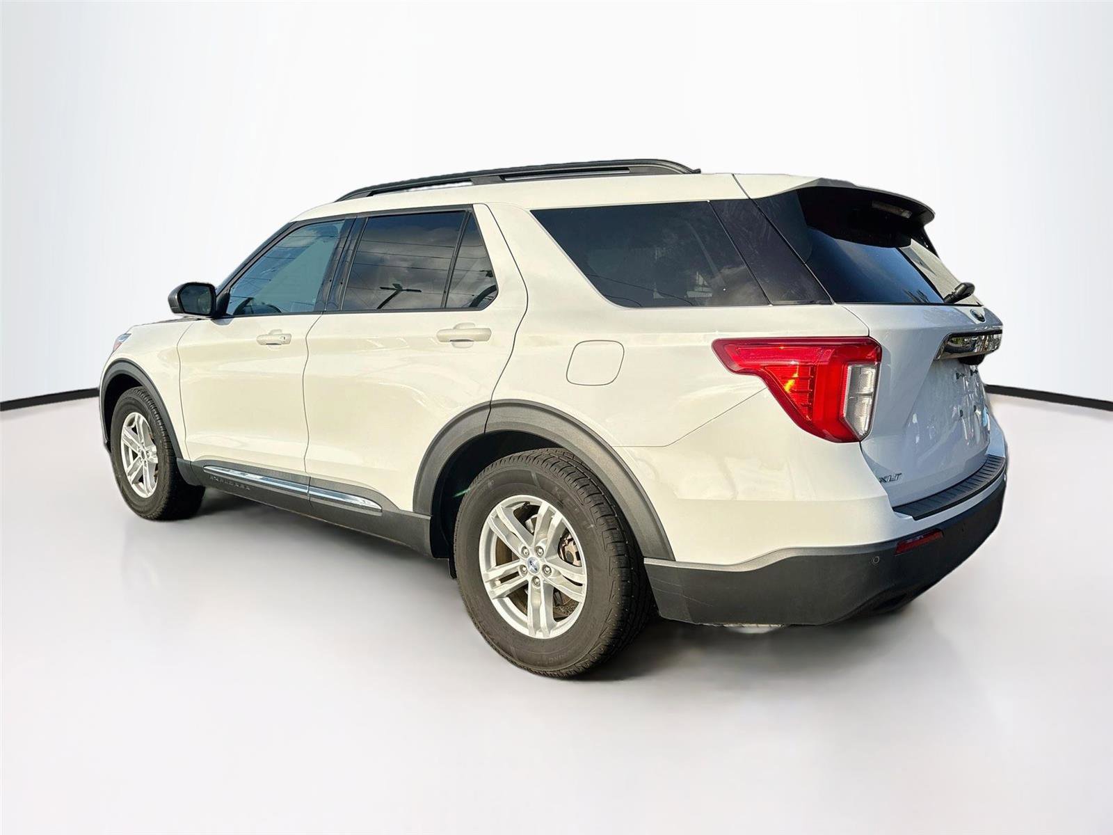 Used 2021 Ford Explorer XLT RWD image 3