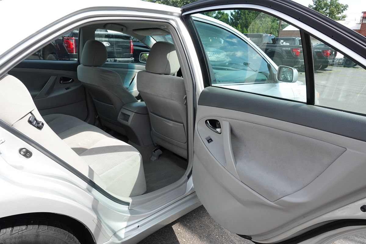 Used 2011 Toyota Camry LE FWD image 21