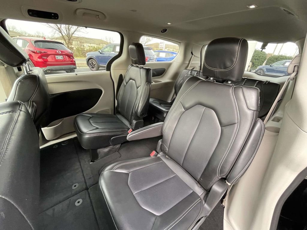 Used 2023 Chrysler Pacifica Touring-L image 22
