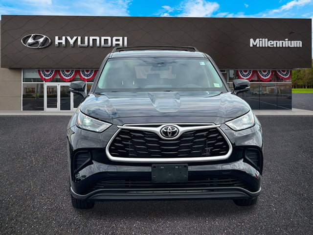 Used 2023 Toyota Highlander L FWD image 2