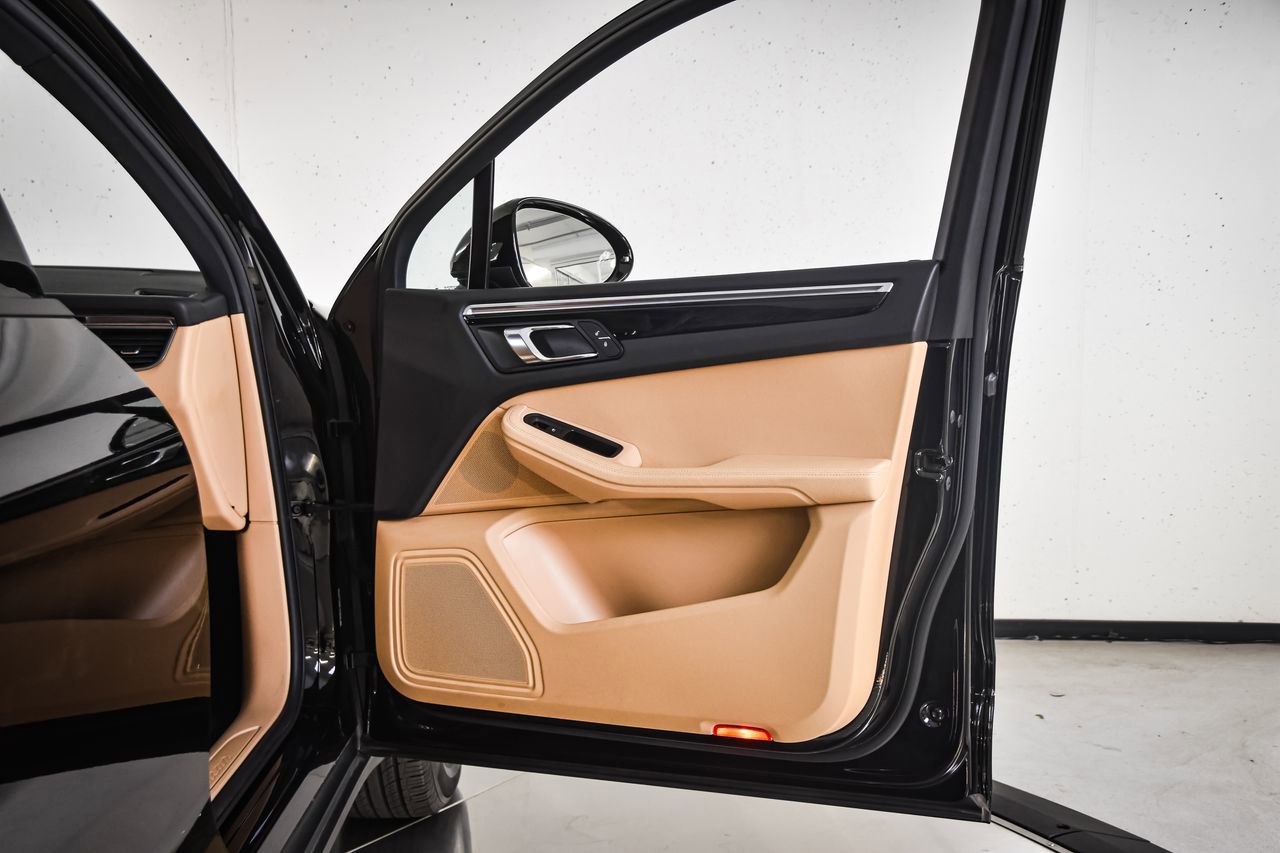 Certified 2018 Porsche Macan image 25