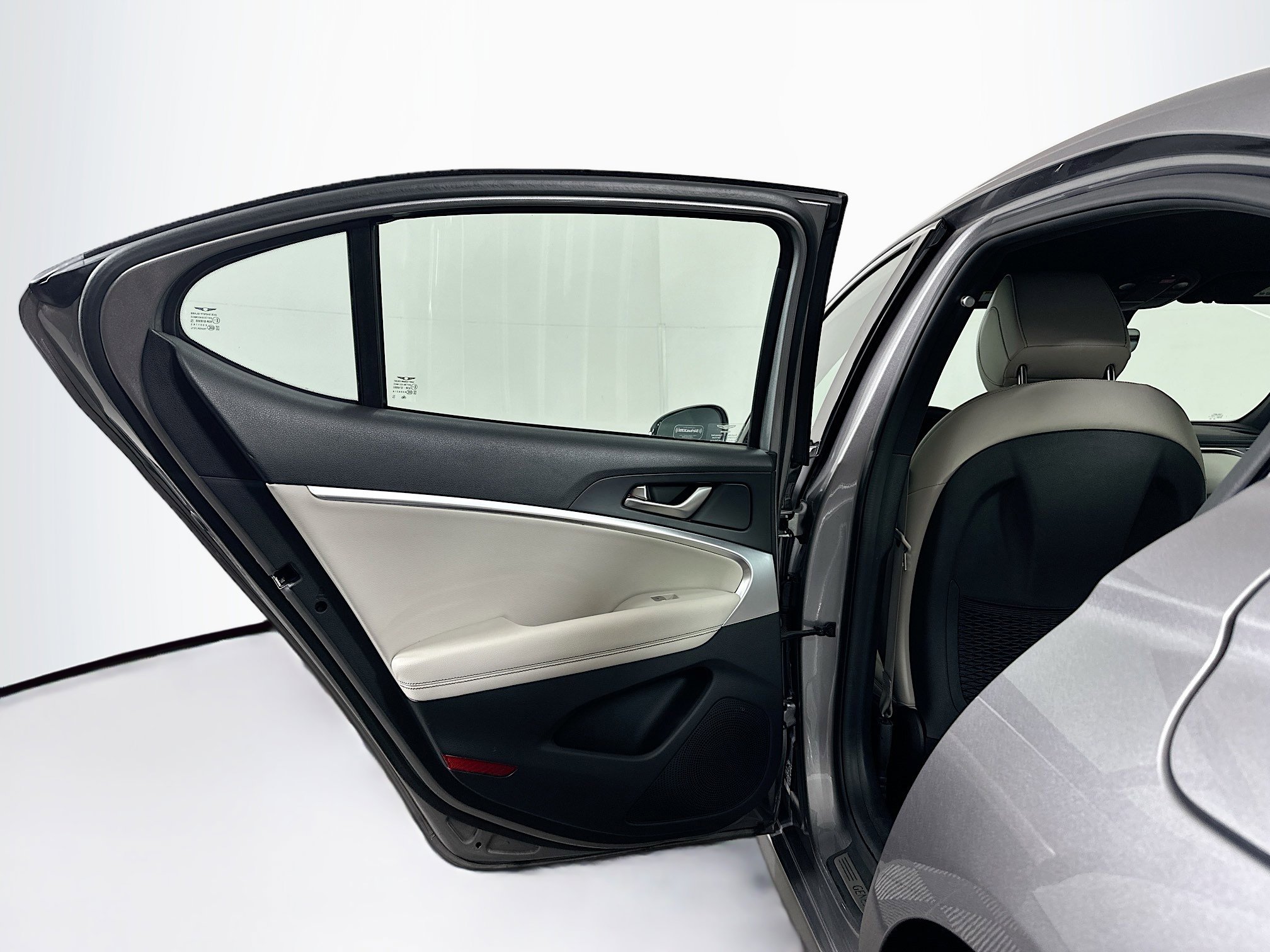 Used 2025 Genesis G70 2.5T image 26