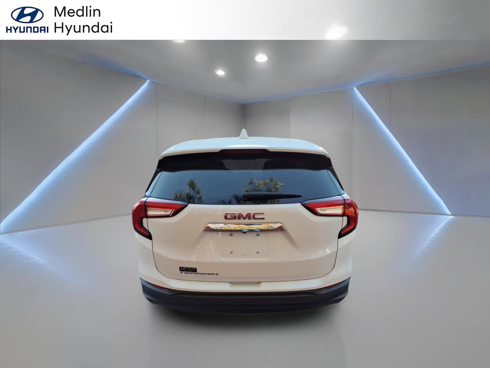 Used 2022 GMC Terrain SLE image 4