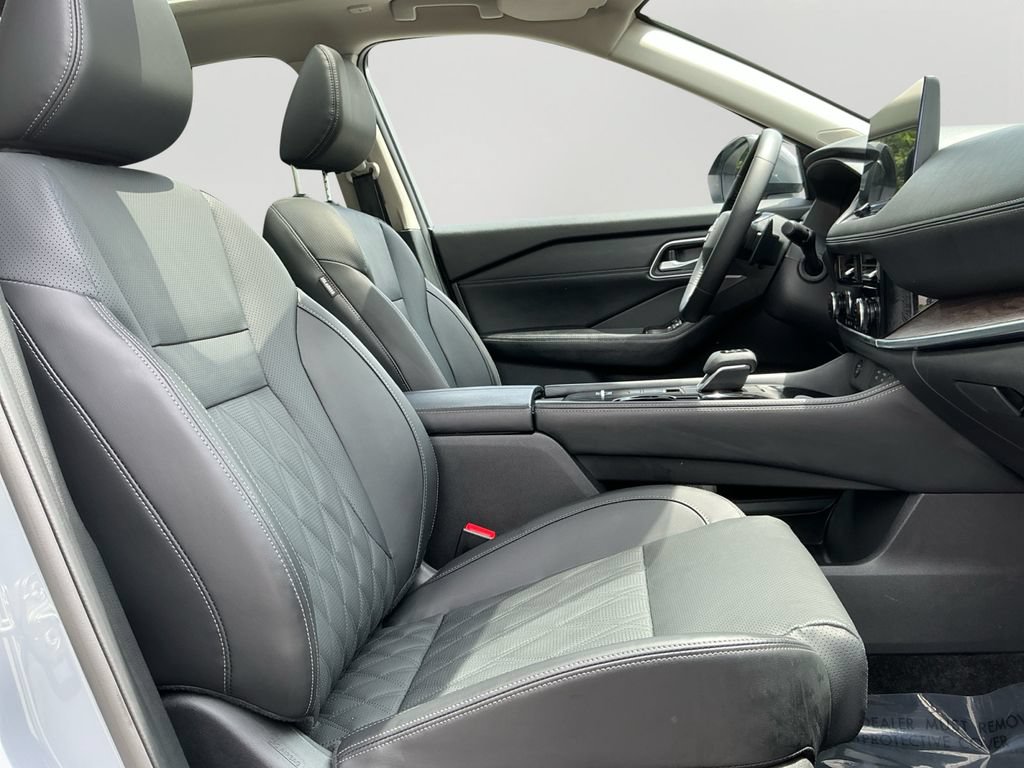 Used 2025 Nissan Rogue Platinum FWD image 12
