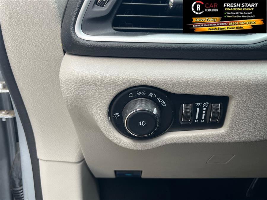 Used 2024 Chrysler Pacifica Touring-L image 30