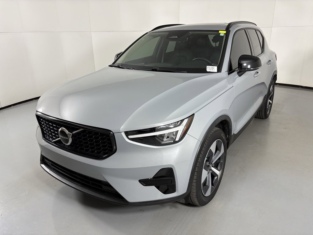 Used 2024 Volvo XC40 B5 Core image 4