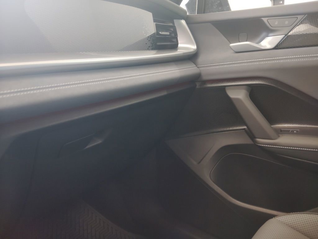 New 2026 Volkswagen Tiguan SE R-Line AWD/4WD image 15