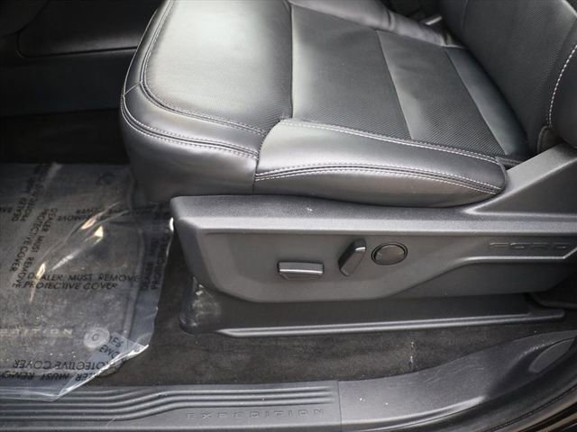 Used 2025 Ford Expedition Platinum image 19