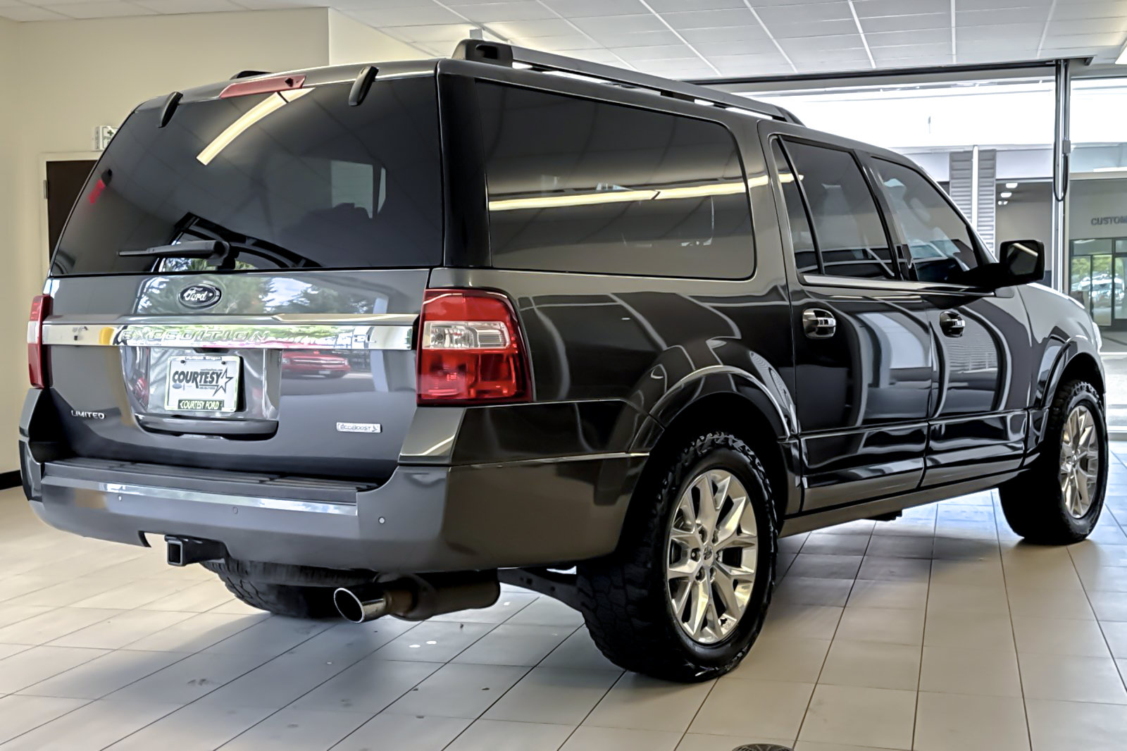 Used 2017 Ford Expedition EL Limited w/ Equipment Group 301A AWD/4WD image 4