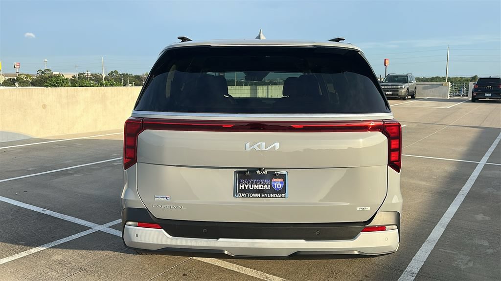 Used 2026 Kia Carnival EX FWD image 11