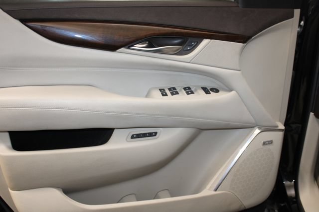 Used 2017 Cadillac Escalade Luxury AWD/4WD image 12