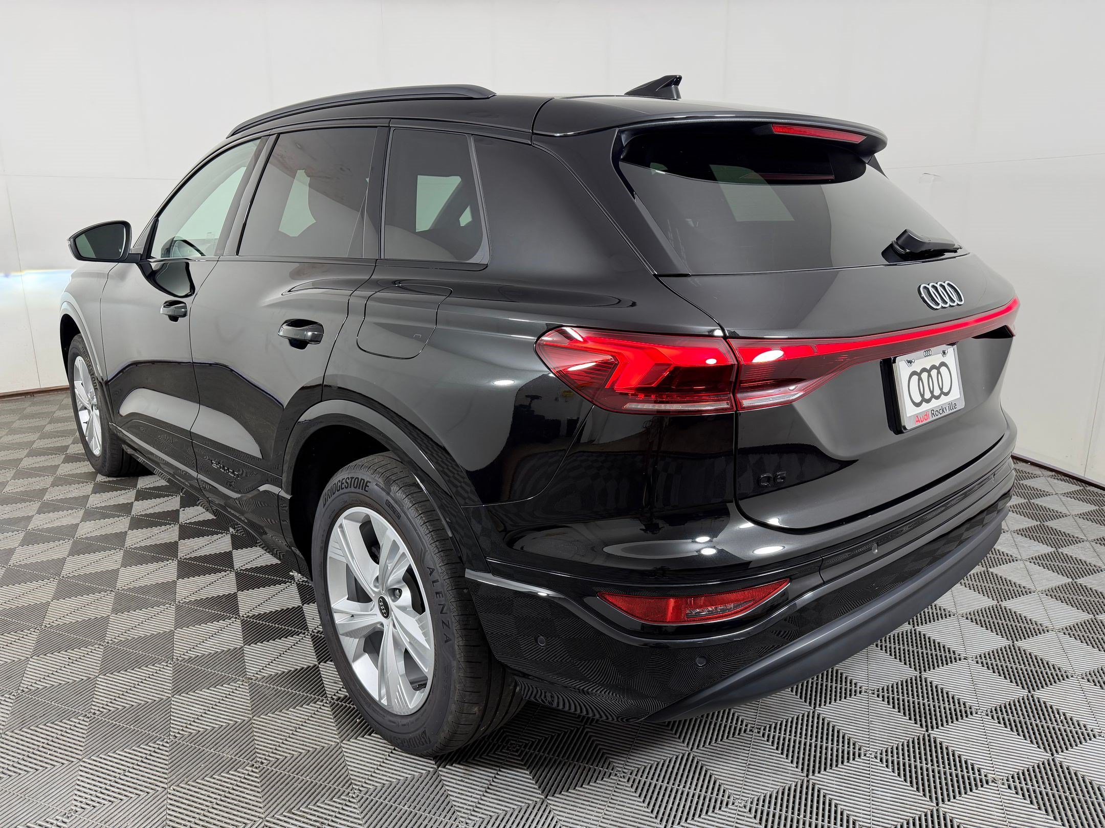 Certified 2025 Audi Q6 e-tron Premium w/ Convenience Package RWD image 3