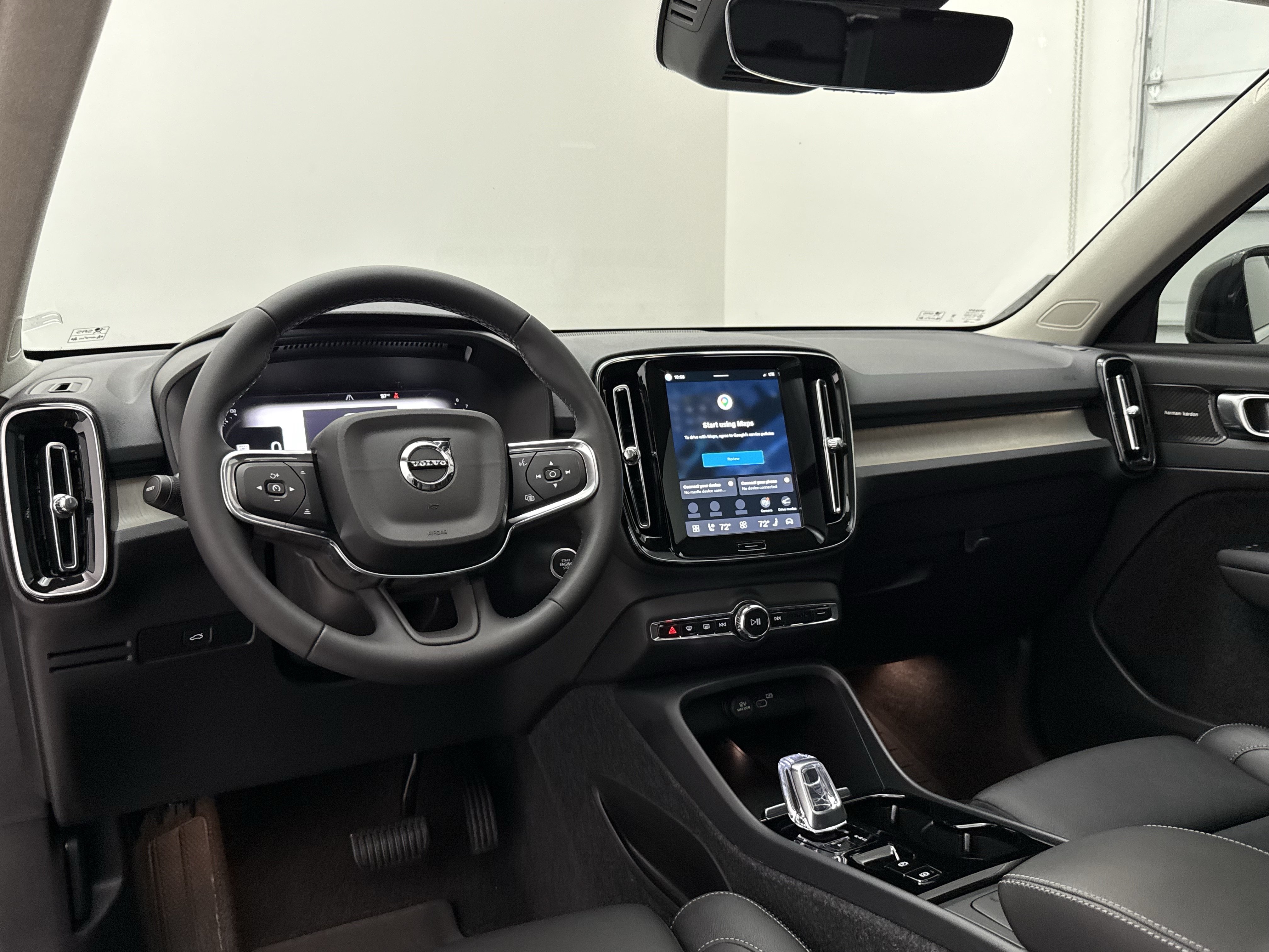 Certified 2024 Volvo XC40 B5 Plus w/ Protection Package Premier AWD/4WD image 23