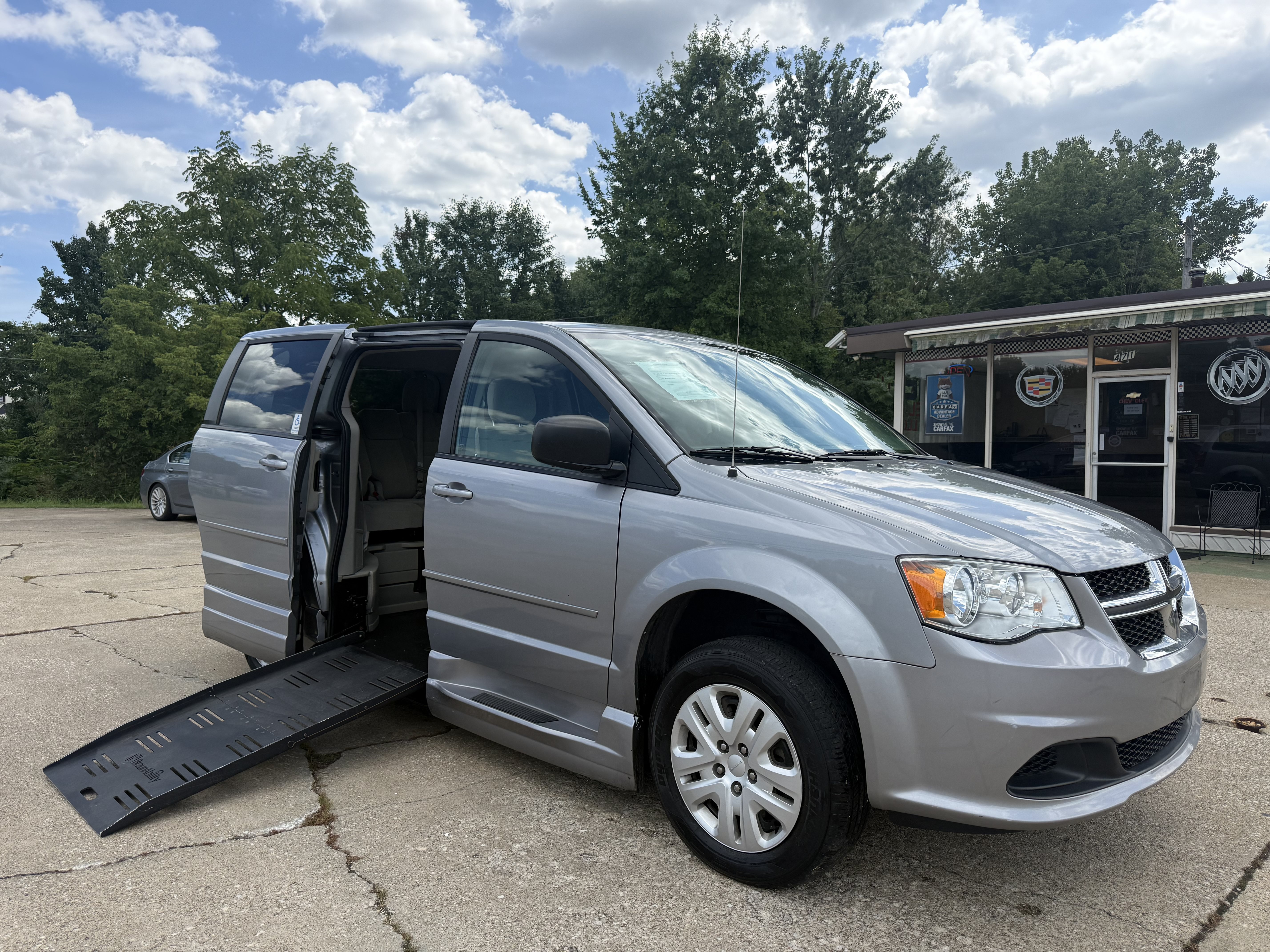 Used 2015 Dodge Grand Caravan SE w/ Quick Order Package 29E SE FWD image 1