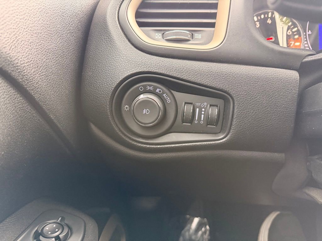 Used 2017 Jeep Renegade Latitude AWD/4WD image 23