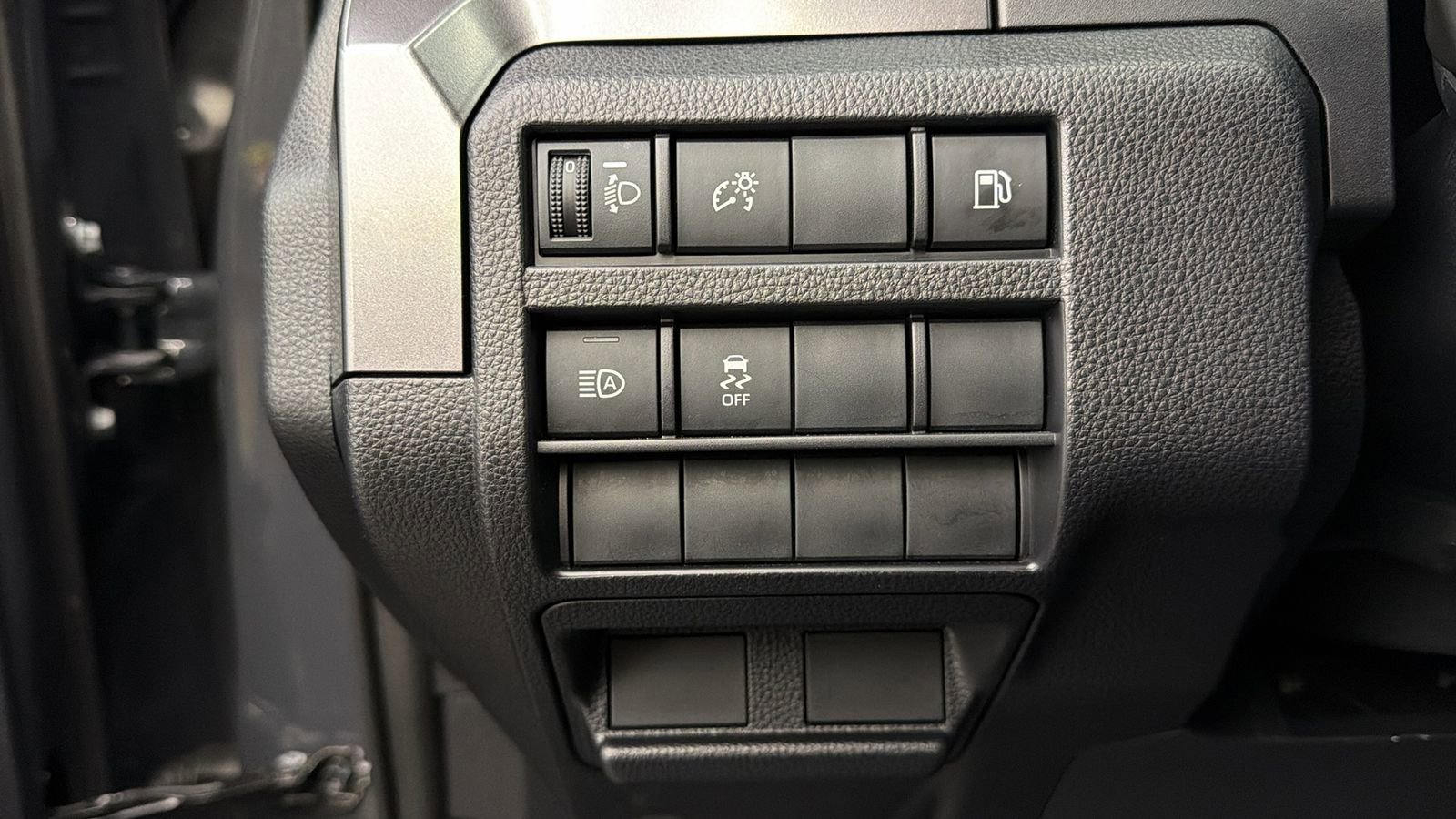 Used 2025 Toyota 4Runner SR5 AWD/4WD image 29