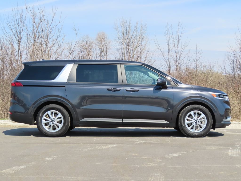Used 2023 Kia Carnival LX FWD image 2