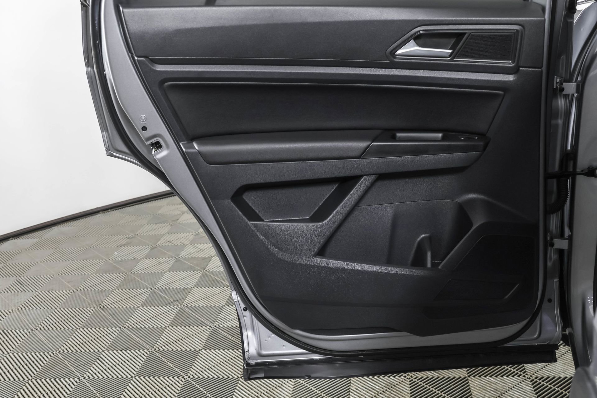 Used 2020 Volkswagen Atlas Cross Sport SE w/ Towing Package image 39